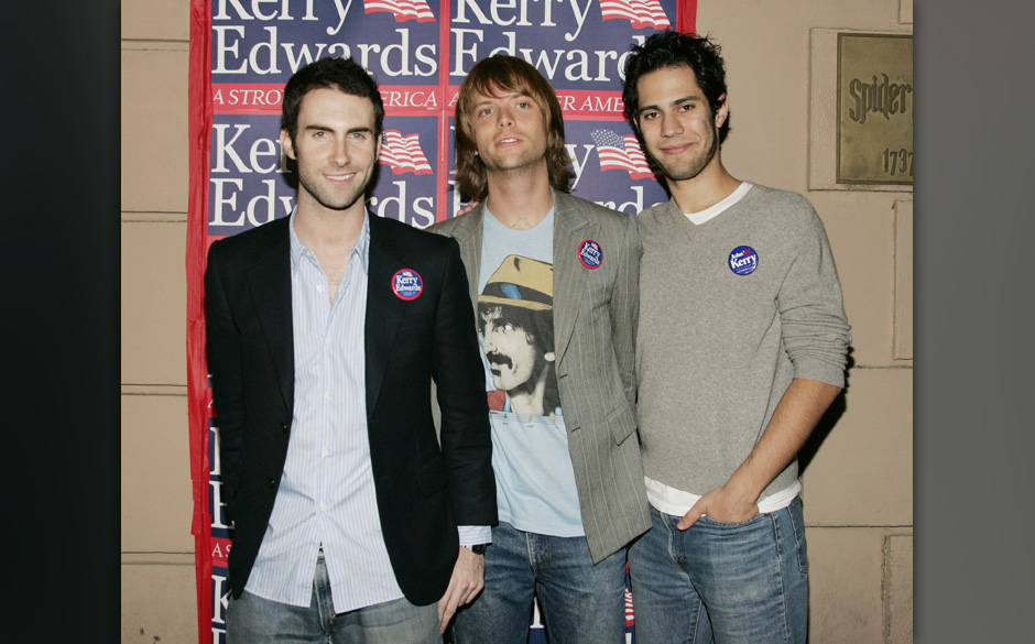 Mickey Madden von Maroon 5 trägt ein T-Shirt von Frank Zappa. Und einen Button, der John Kerry beim Präsidentschaftswahl...