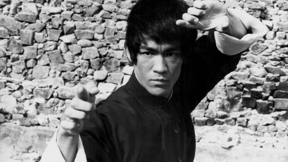 Actor Bruce Lee on the set of the movie 'Enter the Dragon', 1973. (Photo by Stanley Bielecki Movie Collection/Getty Images)