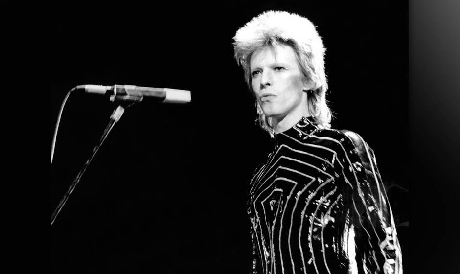 LOS ANGELES - 1973:  Musician David Bowie performs onstage during his 'Ziggy Stardust' era in 1973 in Los Angeles, California