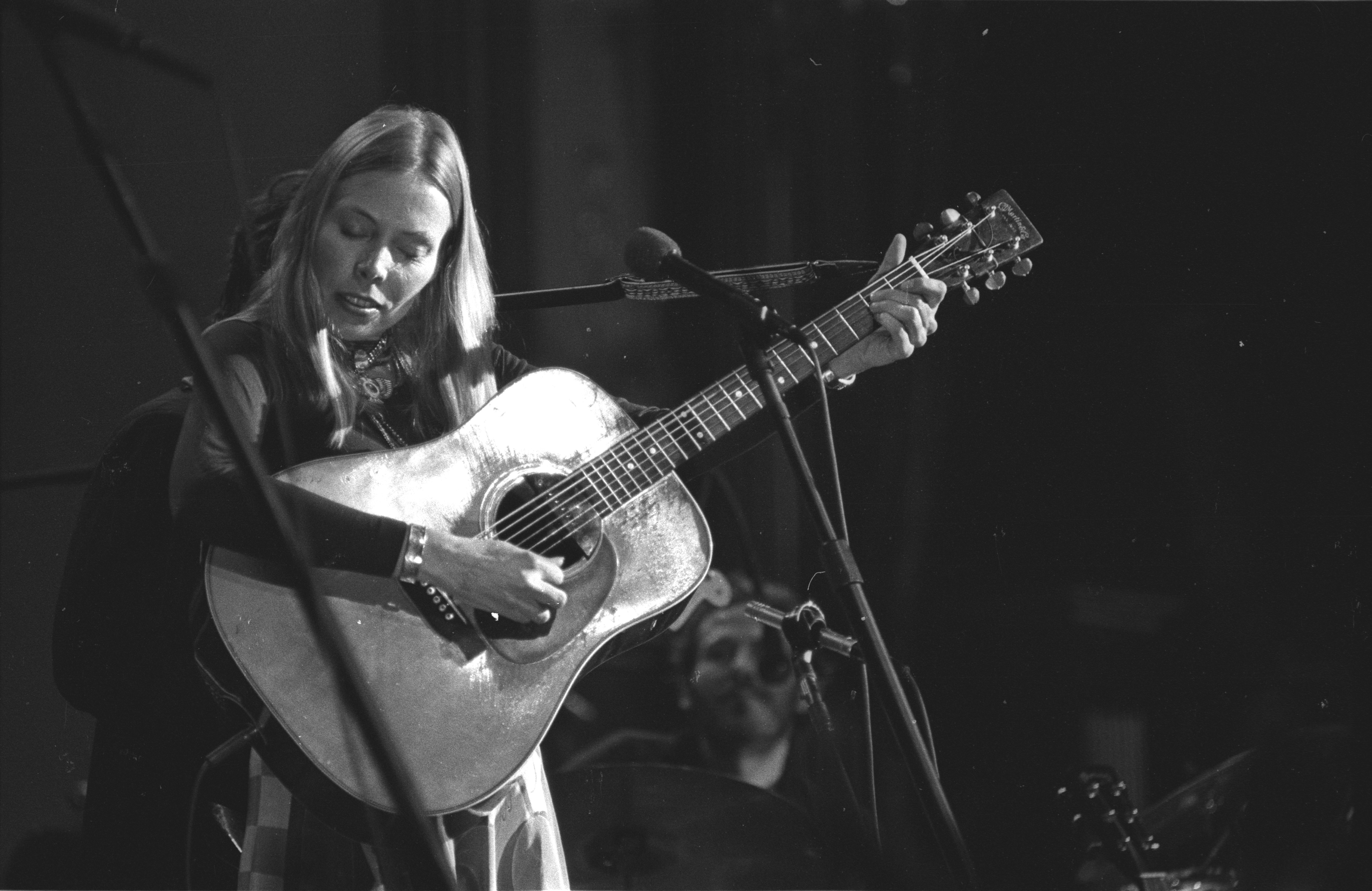 UNSPECIFIED - CIRCA 1976:  Photo of Joni Mitchell, Mitchell Joni 094 c MOA (The Last Waltz Nov 1976 Winterland San Francis...