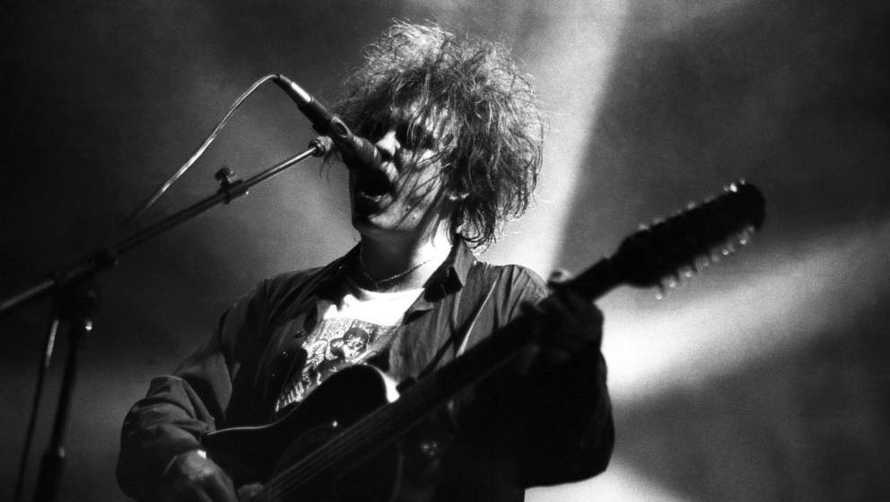 Robert Smith of The Cure performs on stage, Ahoy, Rotterdam, 1st October 1992. (Photo by Rob Verhorst/Redferns)