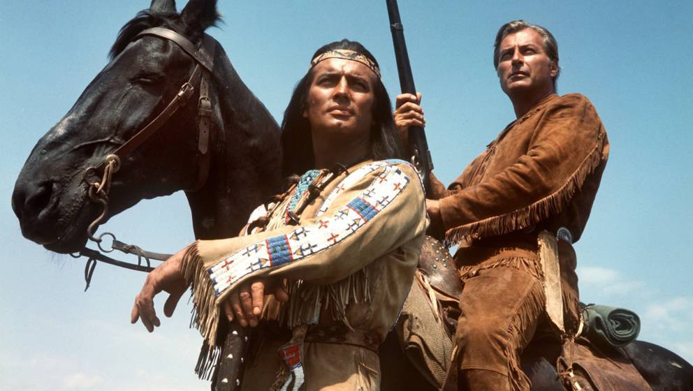 Pierre Brice (l) als Apachen-Häuptling Winnetou und Lex Barker als sein Blutsbruder Old Shatterhand in einer Szene des Karl-