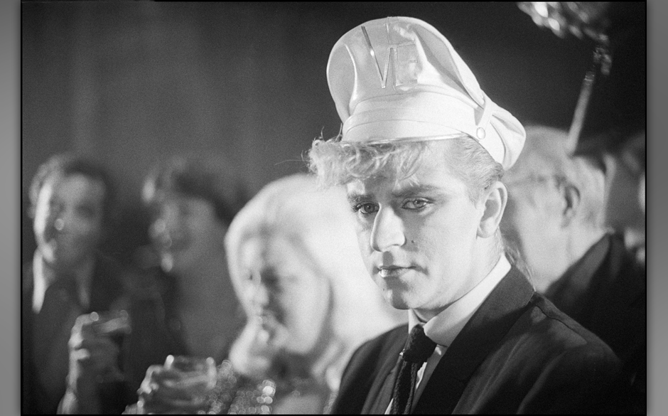 Steve Strange (* 28. Mai 1959 in Porthcawl, Süd-Wales; † 12. Februar 2015 in Scharm El-Scheich, Ägypten)