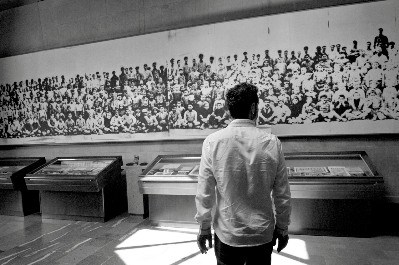 Tankian im Zizernakaberd – dem Denkmalkomplex in Jerewan zum Gedenken der Opfer des Völkermords an den Armeniern 1915