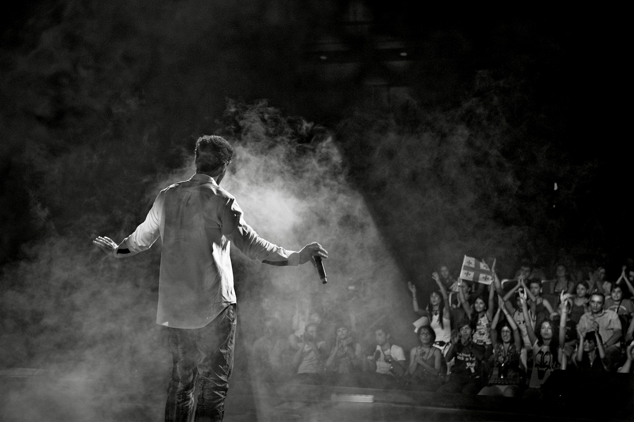 Zum Konzert kamen auch Fans aus Iran und Georgien (Flagge vorne)