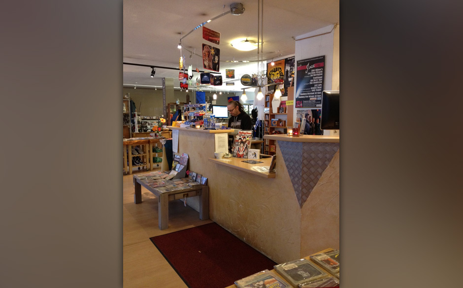 Kontakt: 
Telefon - 04181-3 81 36
Web - http://www.plattenladentipps.de/plattenladen/68/smile-records-bremer-str-1-21244-b...