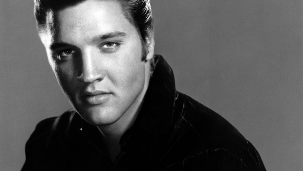 UNSPECIFIED - JANUARY 01:  Photo of Elvis PRESLEY; Posed studio portrait of Elvis Presley  (Photo by RB/Redferns)