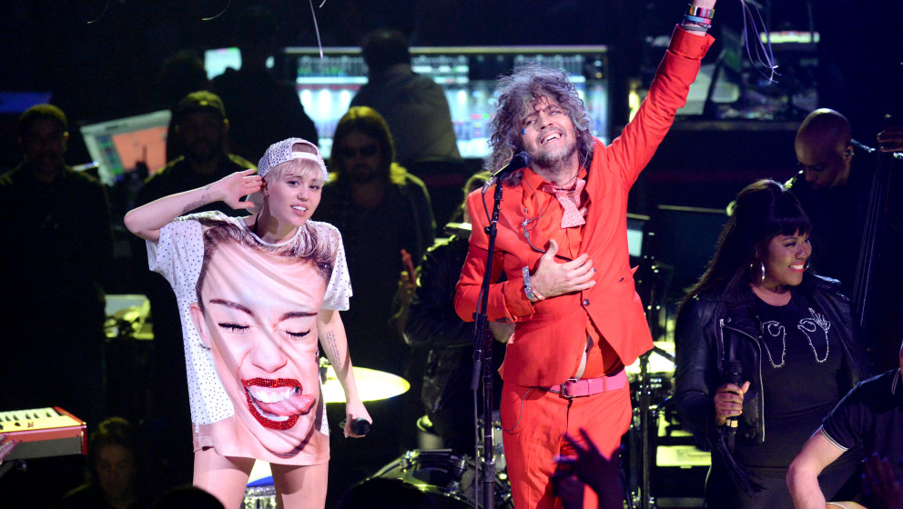 LOS ANGELES, CA - FEBRUARY 22: Miley Cyrus and Wayne Coyne perform at Staples Center on February 22, 2014 in Los Angeles, Cal