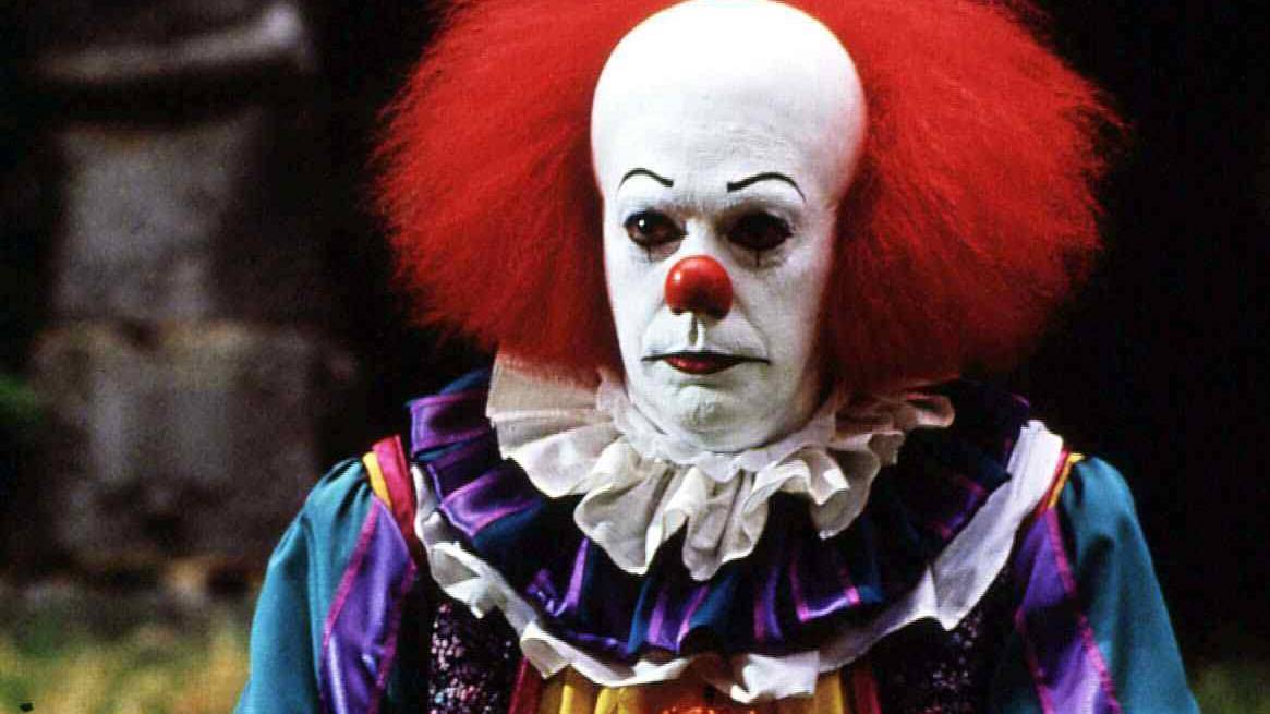 Tim Curry als Clown Pennywise in der TV-Verfilmung von „Es“