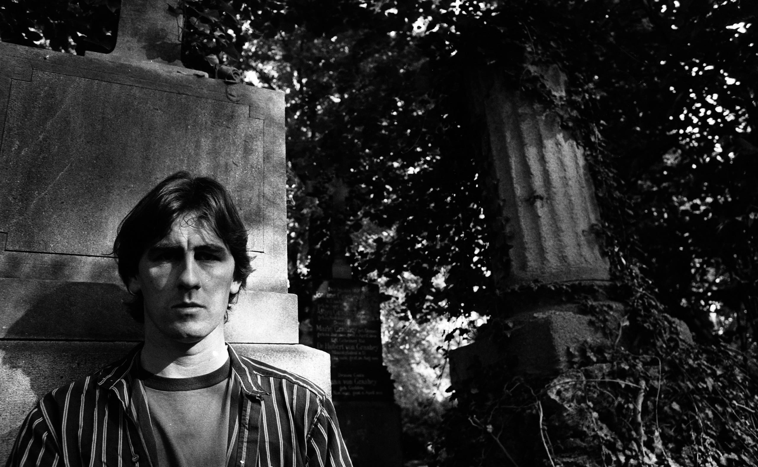 Robert Forster 1990 in Deutschland, wo er in der Nähe von Regensburg in einer Landkommune lebte (Photo by Martyn Goodacre...