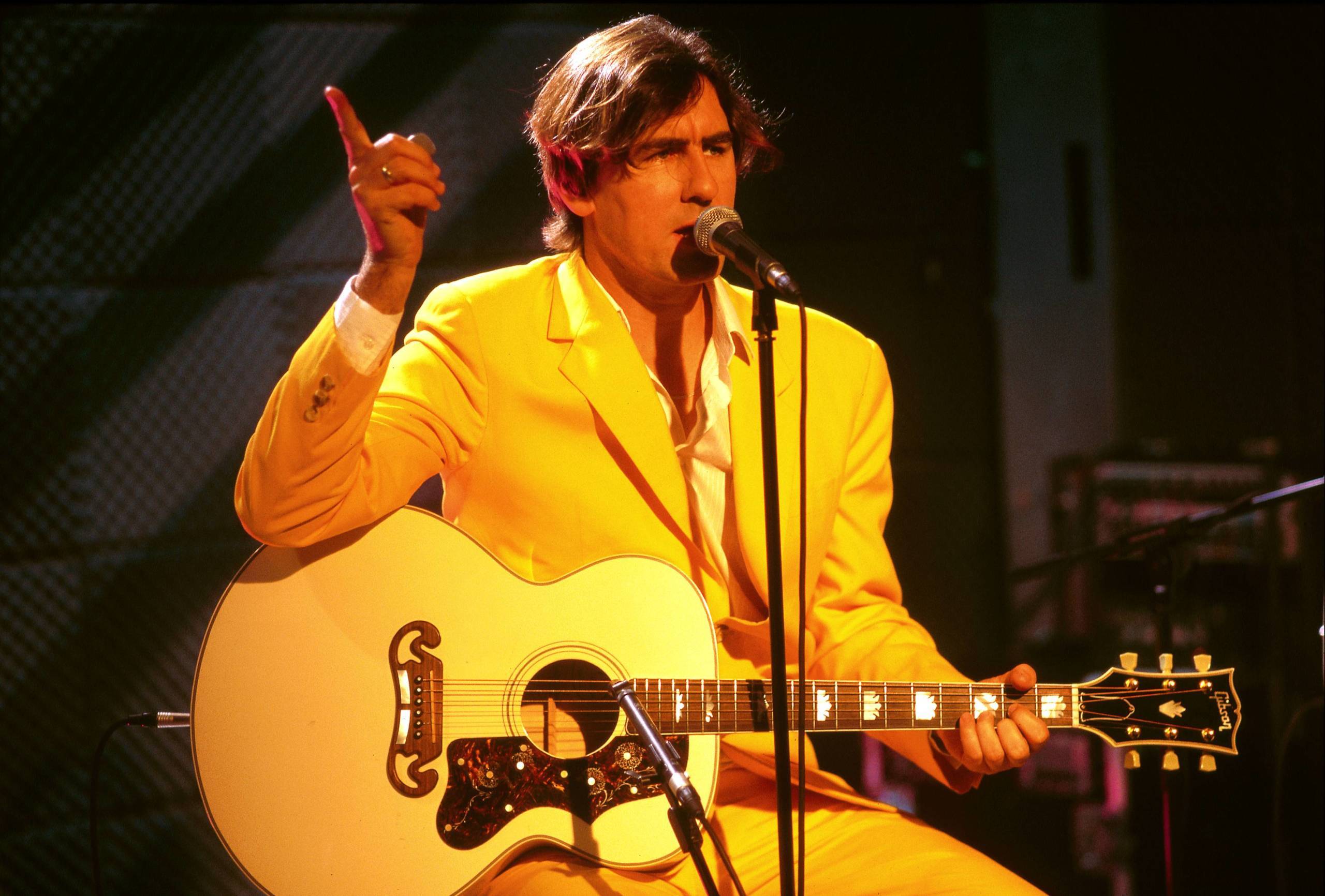 Robert Forster, Ende der Neunziger in seinem gelben Anzug, den er schon im Video zu "Crying Love" vom "Warm Nights"-Album ...