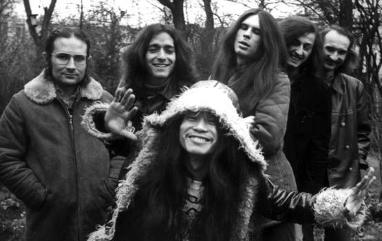 Die Mitglieder der Band "Can", (l-r) Irmin Schmidt, Jaki Liebezeit, Michael Karoli, Ulli Gerlach, Holger Szukay und vorn Damo Suzuki