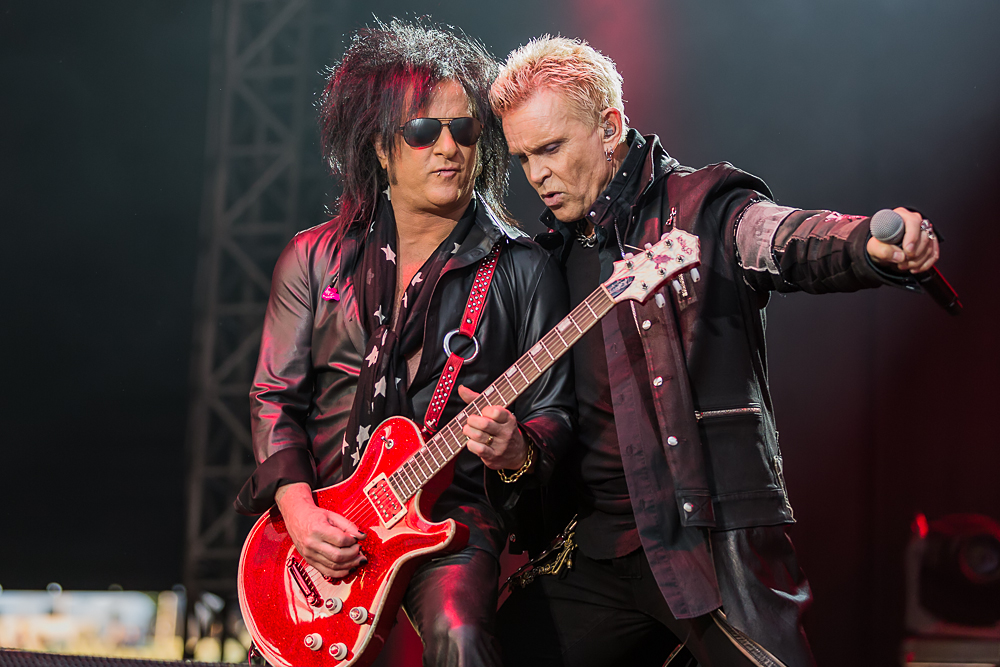 ...und seine Band um ...Gitarrist Steve Stevens müde nach einer langen Tour.