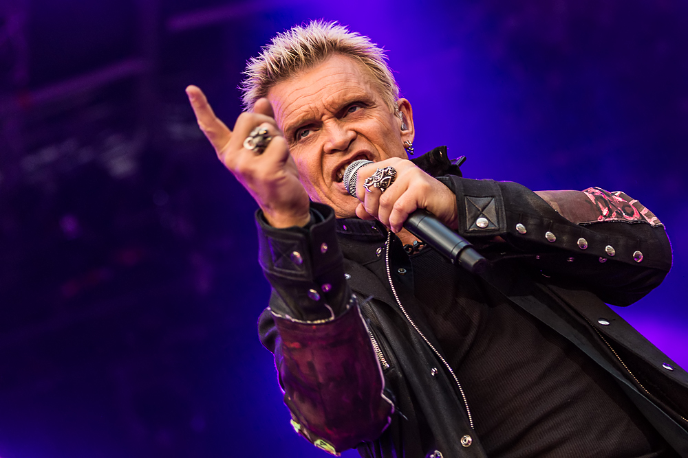 Zum Abschluss seiner Europa-Tournee war Billy Idol im Münchener Olympiastadion zu Gast - hier gibt's die besten Bilder zu...
