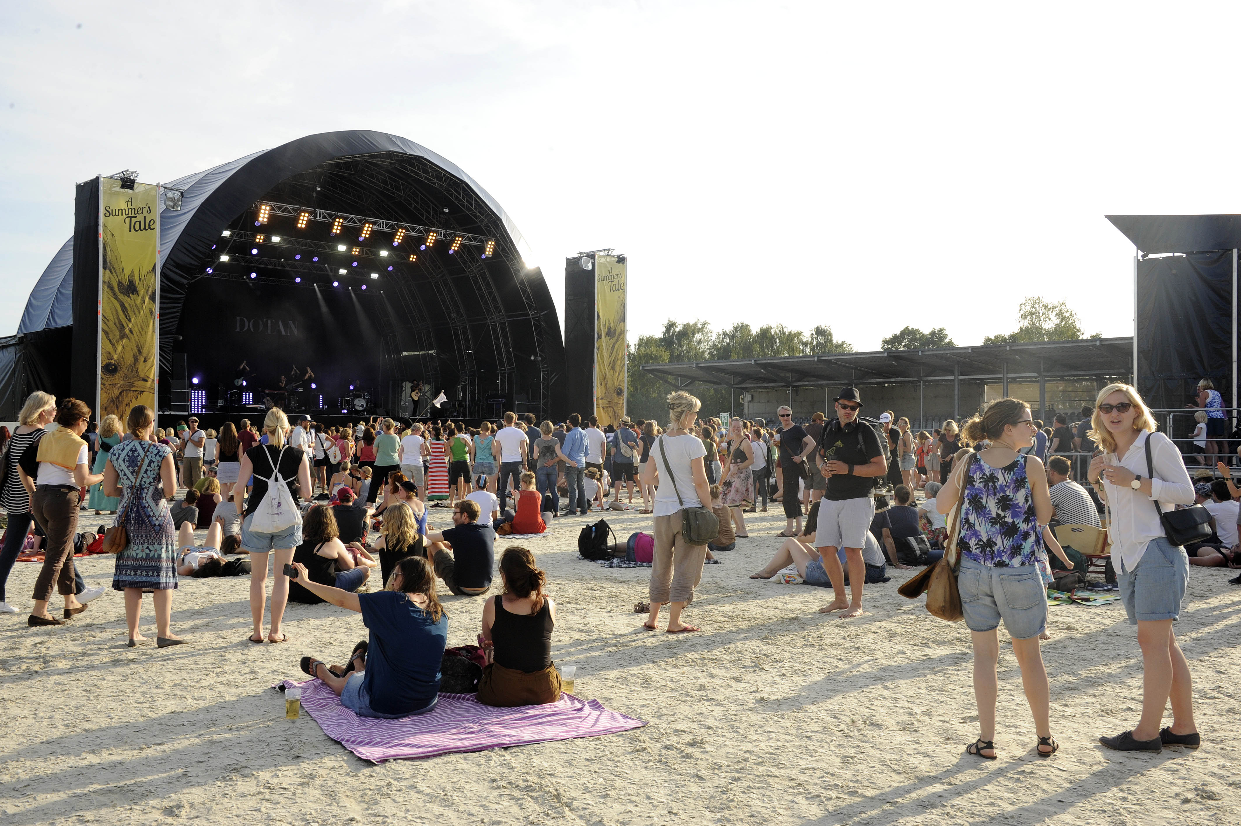Publikum und Gelände beim A Summer's Tale Open Air Festival 2015: Premiere des Festivals in der Lueneburger Heide, Luhmue...