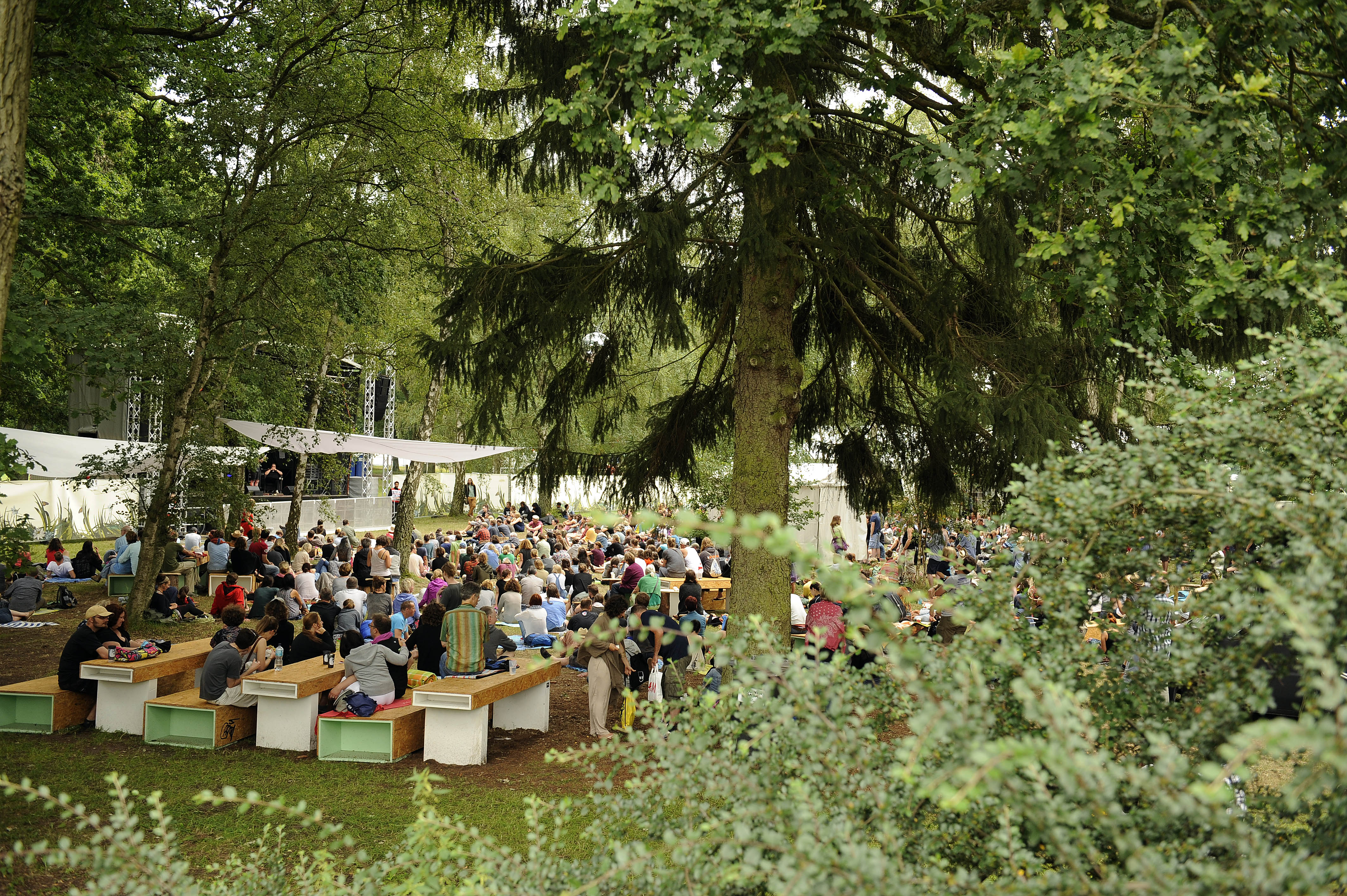 Publikum und Gelände beim A Summer's Tale Open Air Festival 2015: Premiere des Festivals in der Lueneburger Heide, Luhmue...