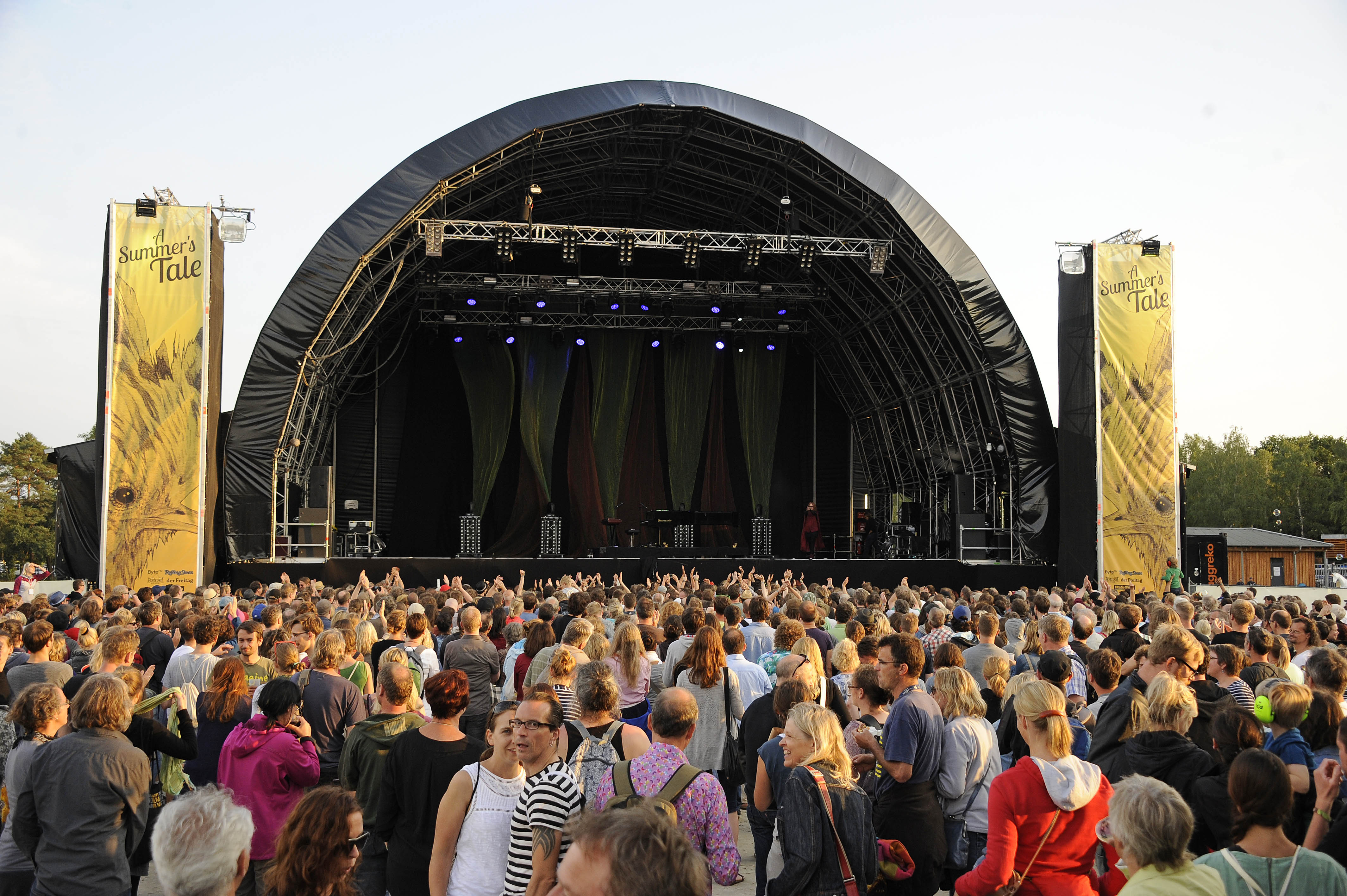 Publikum und Gelände beim A Summer's Tale Open Air Festival 2015: Premiere des Festivals in der Lueneburger Heide, Luhmue...