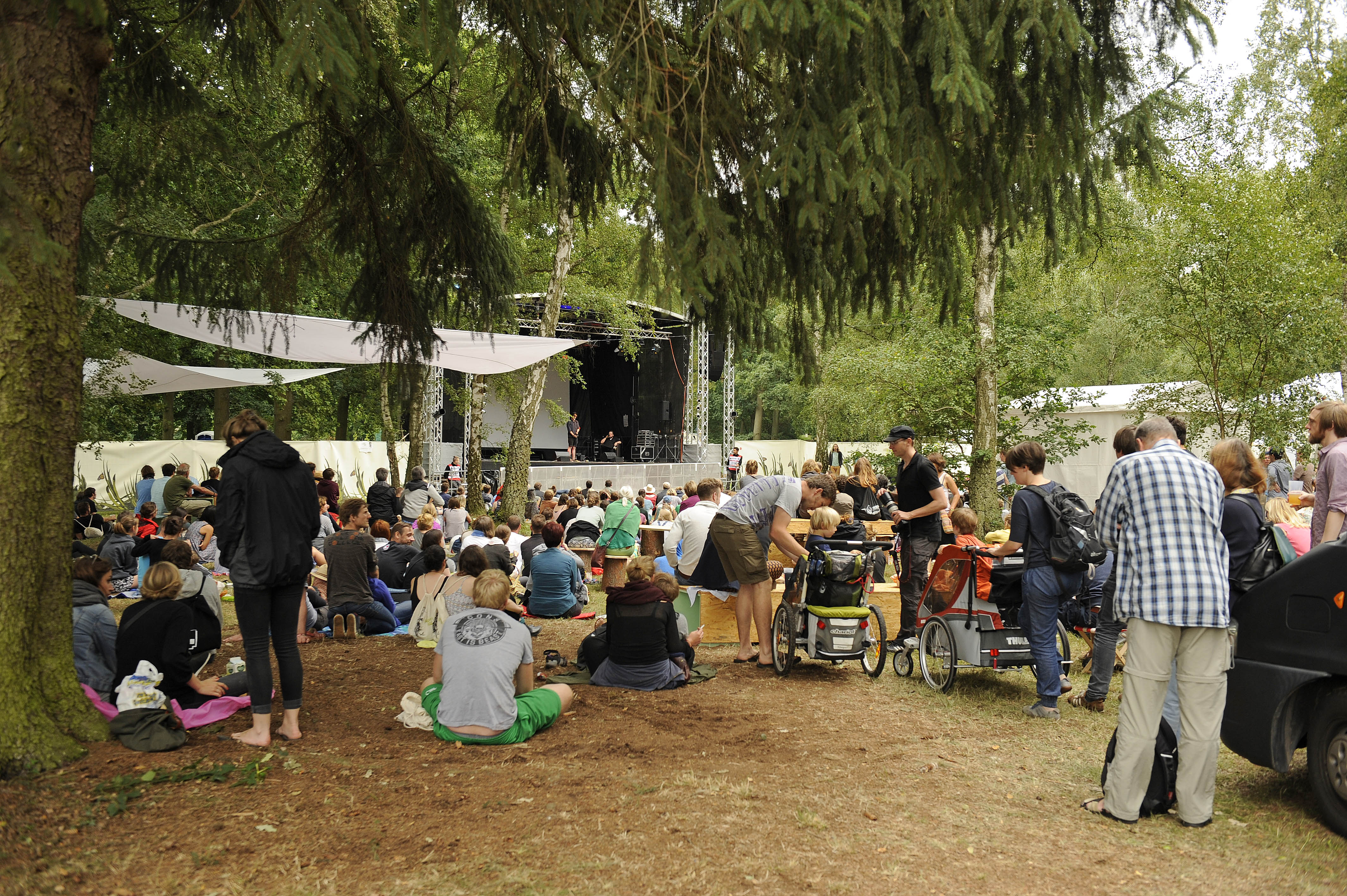 Publikum und Gelände beim A Summer's Tale Open Air Festival 2015: Premiere des Festivals in der Lueneburger Heide, Luhmue...