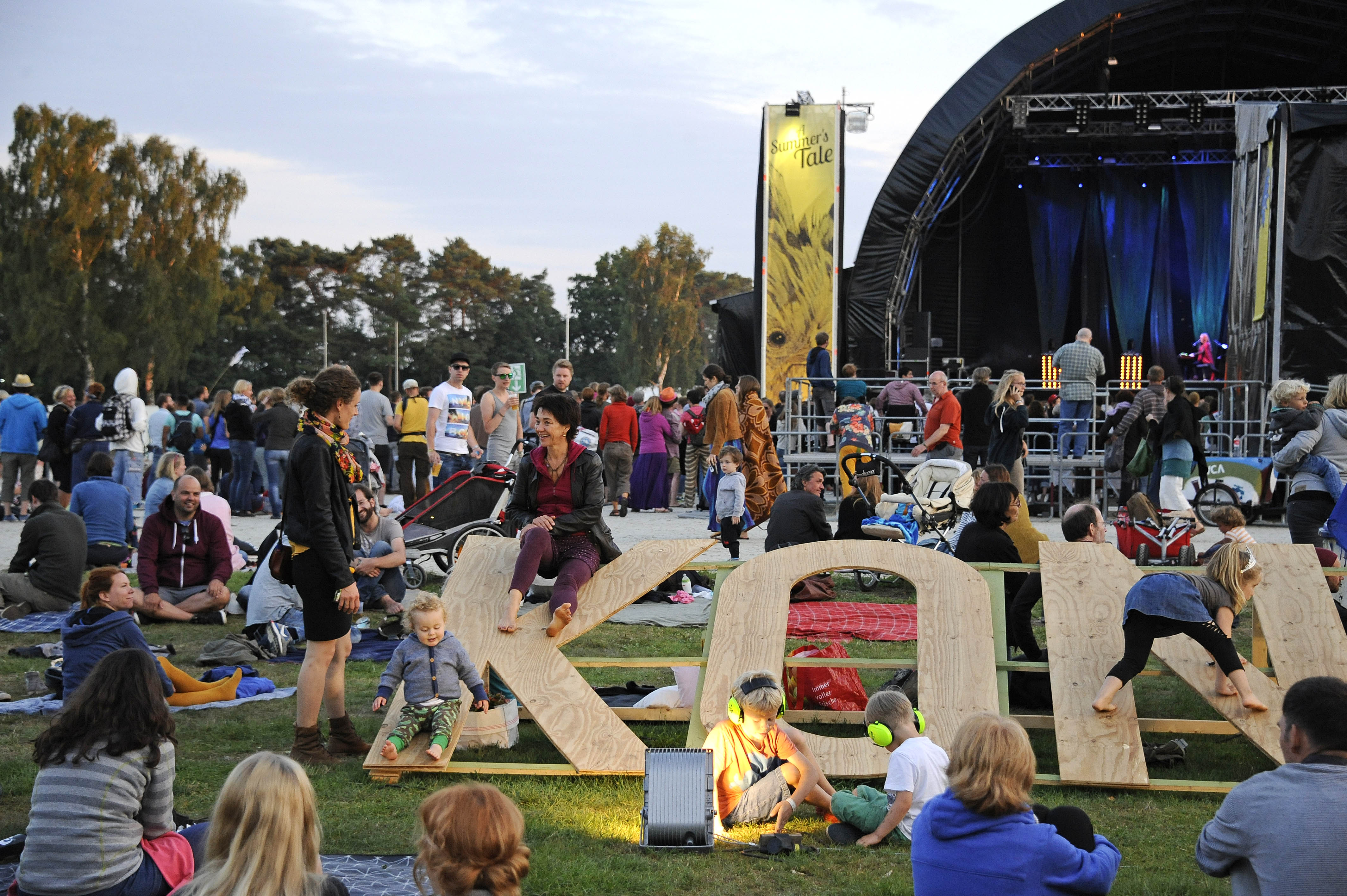 Publikum und Gelände beim A Summer's Tale Open Air Festival 2015: Premiere des Festivals in der Lueneburger Heide, Luhmue...