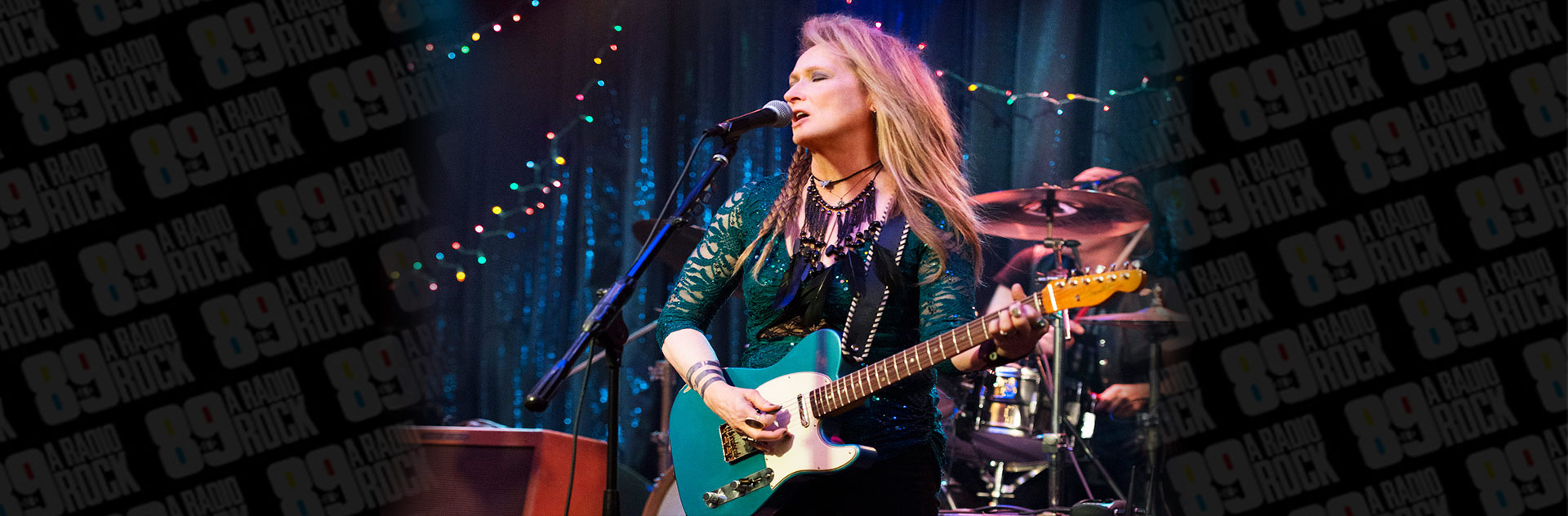 meryl-streep-guitar-full