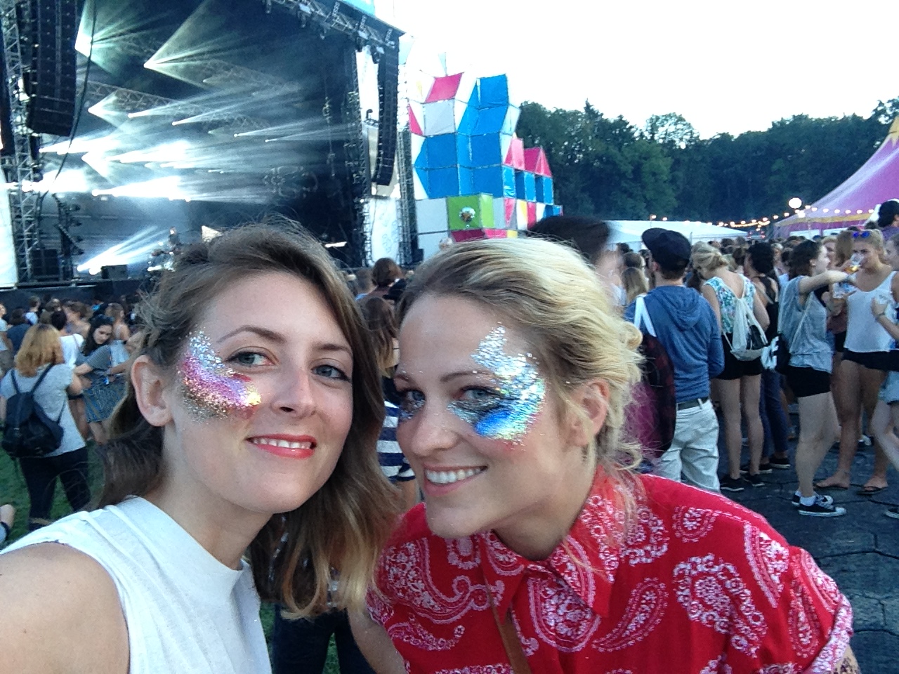 Foto_Julia Harz_Laura und Jules vom Glitzerklub bei Alt-J