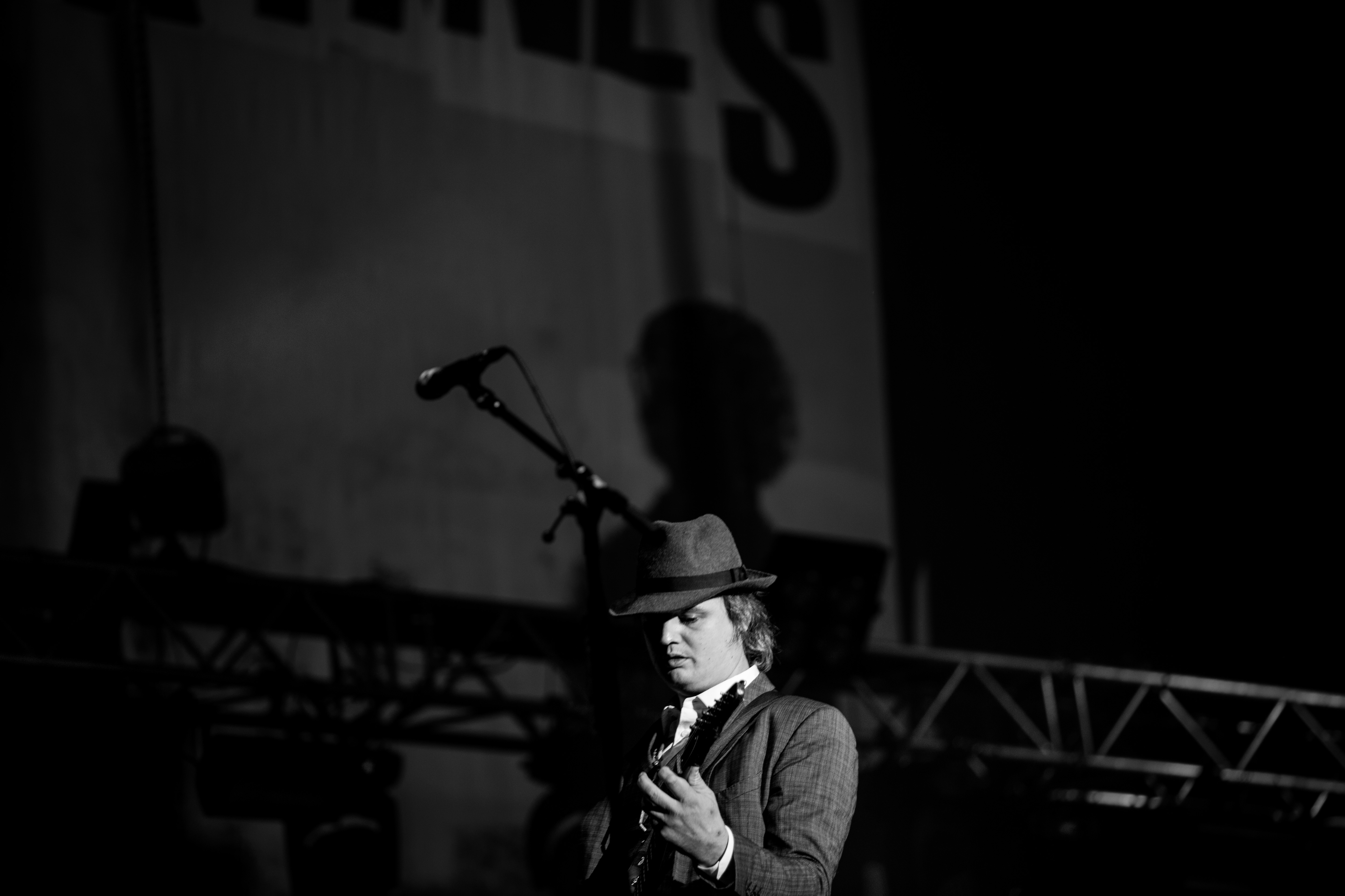 ZOA 2015_The Libertines_Peter Doherty wirkt auf der großen Bühne verloren