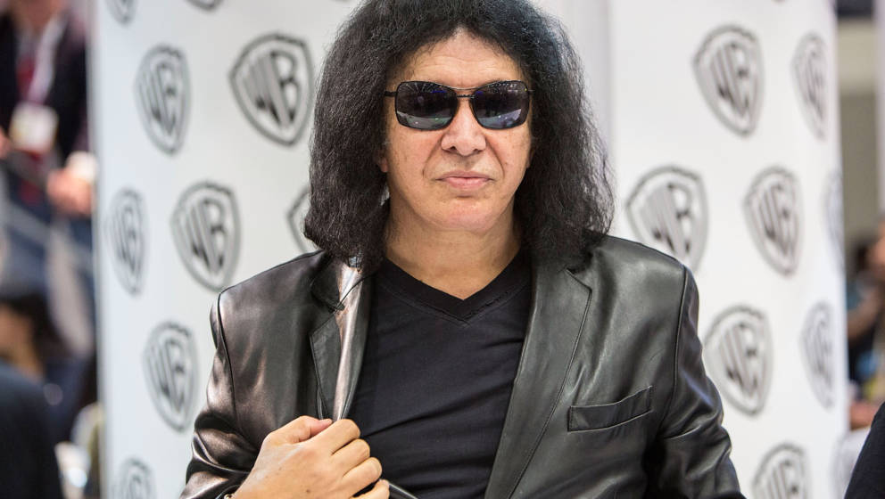 Gene Simmons von Kiss bei einer Autogramm-Stunde.