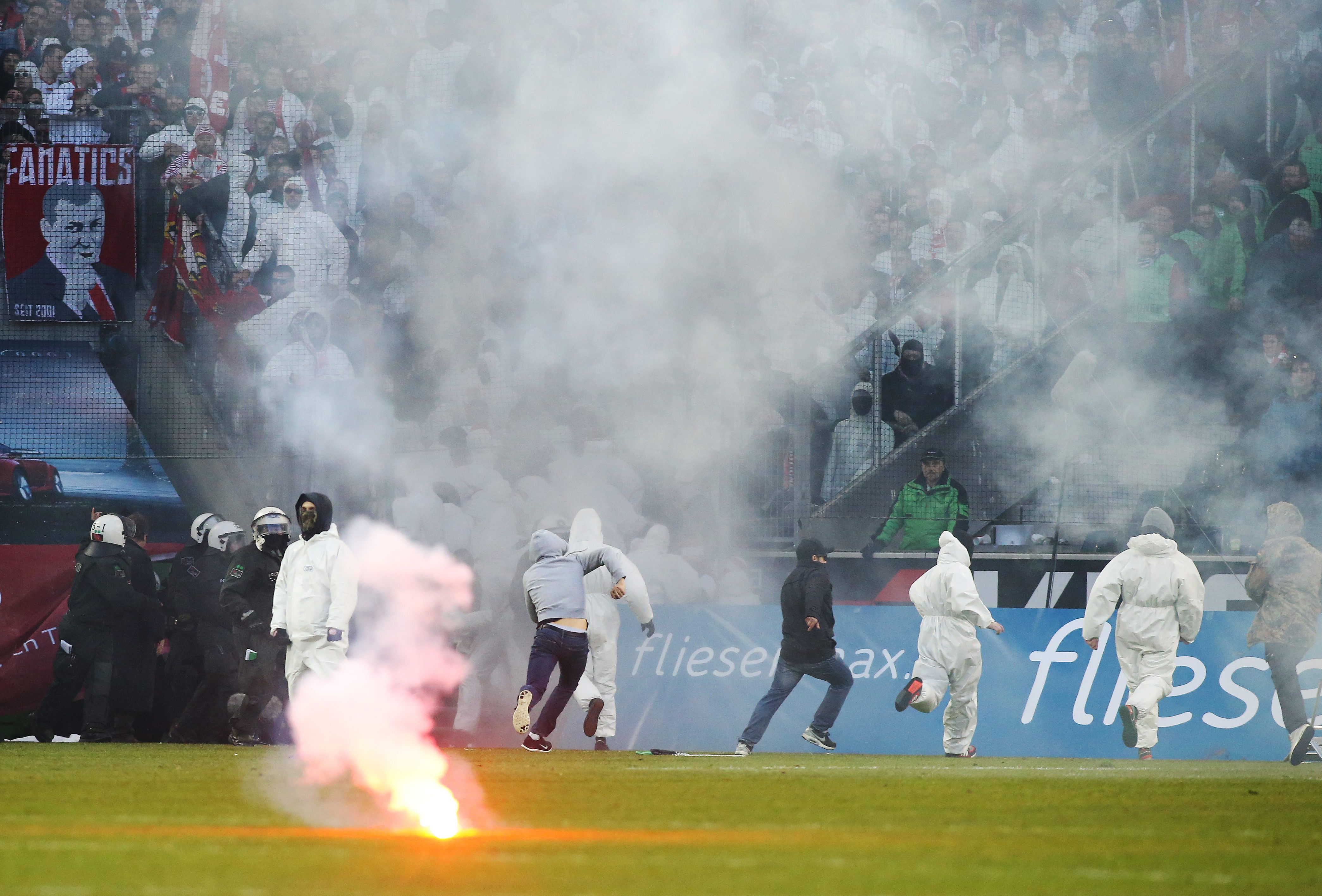 Borussia Mönchengladbach - 1. FC Köln 1:0. 14. Februar 2015 – der Platz wird gestürmt
