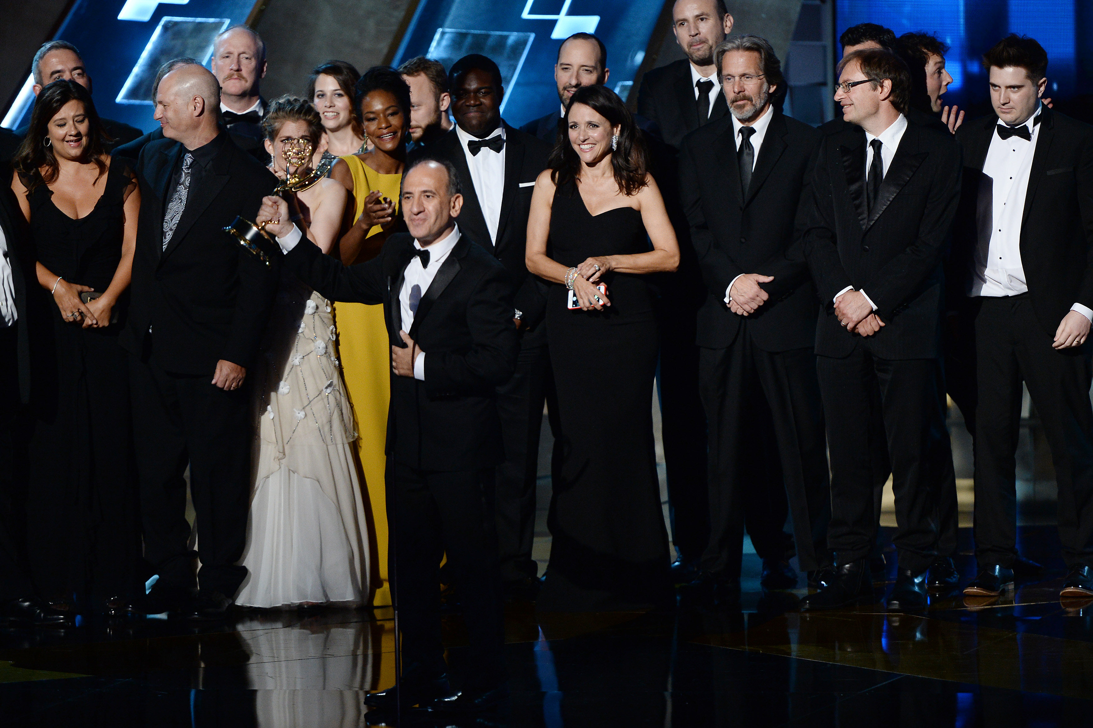 Die Macher und Darsteller von "Veep" feiern die Auszeichnung für "Outstanding Comedy Series"