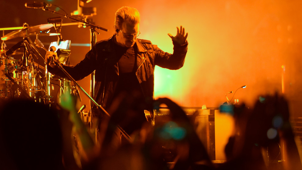 Der Sänger Bono (Paul David Hewson) der irischen Rockband U2 steht am 24.09.2015 in der Mercedes-Benz Arena in Berlin bei de