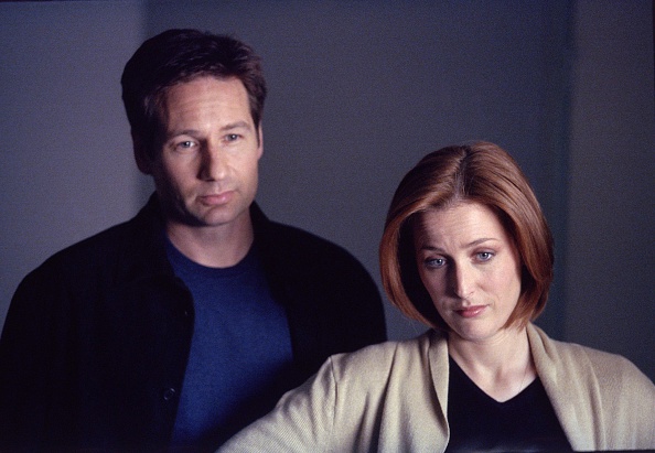 Mulder (David Duchovny, L) und Scully (Gillian Anderson, R)