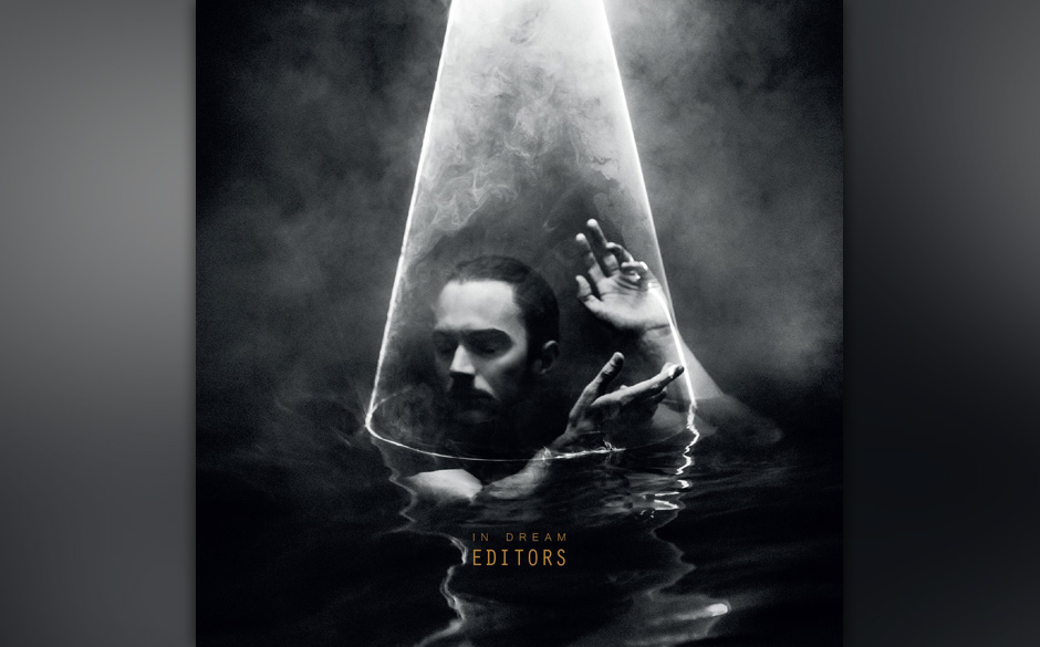 Irgendwie schaffen es die Editors, jedes Album anders klingen zu lassen. Mit „In Dream“ geht die Reise diesmal mehr in Richtung Elektropop.
