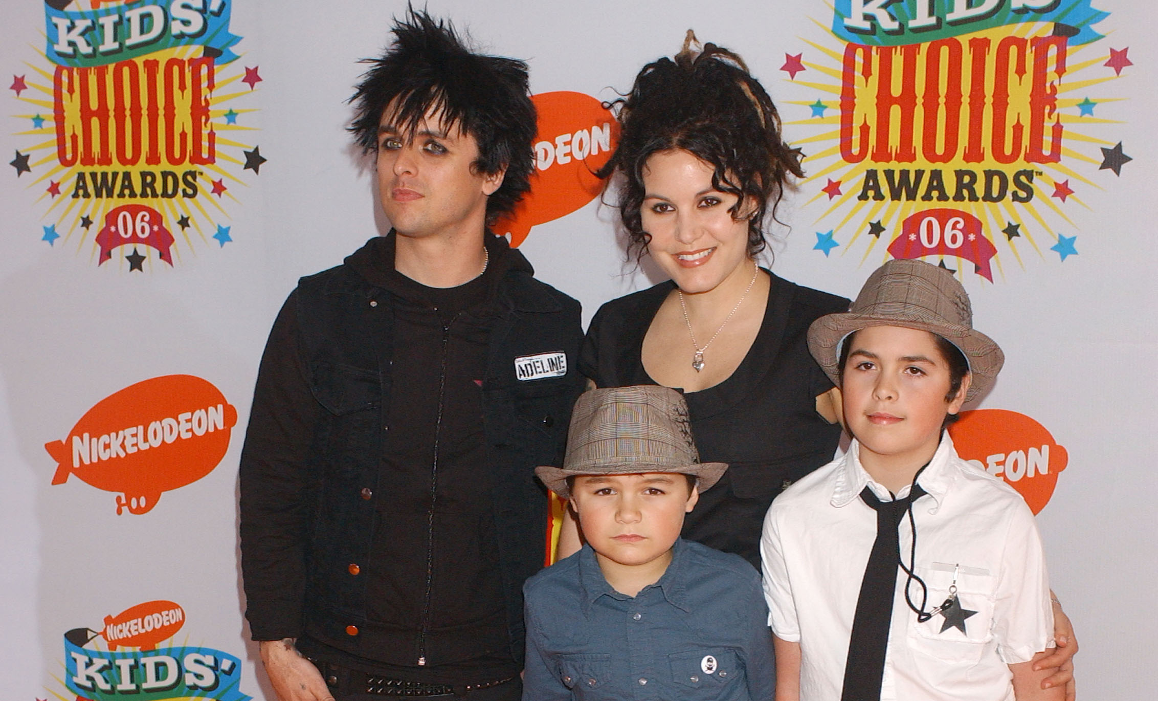 Billie Joe Armstrong mit seiner Frau Adrienne und den Söhnen Jakob (l.) und Joey (r.)