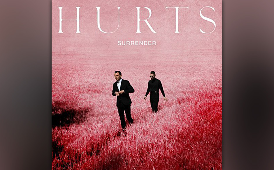 Eher VIP-Flimmern als guter Elektropop? Das dritte Album „Surrender“ von Hurts zeigt vielen Errungenschaften aus den vorherigen zwei Platten wirklich die weiße Fahne.