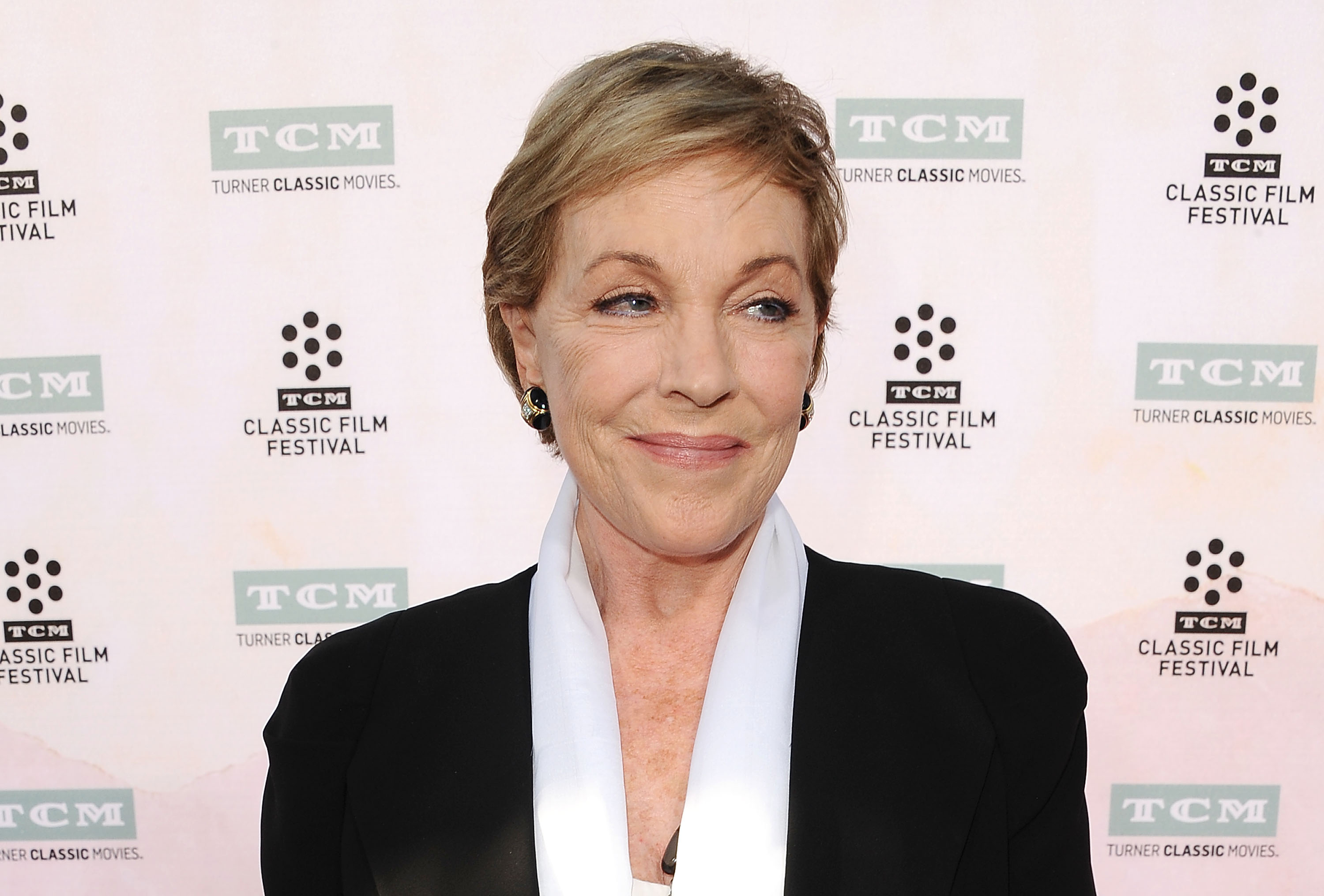 ...Heute blickt die 80-Jährige auf eine lange Karriere voller Erfolge und Auszeichnungen als Autorin, Schauspielerin, Sängerin und Synchronsprecherin zurück – den meisten dürfte sie allerdings wegen ihrer Rolle im Film-Musical „Mary Poppins“ im Gedächtnis geblieben sein.