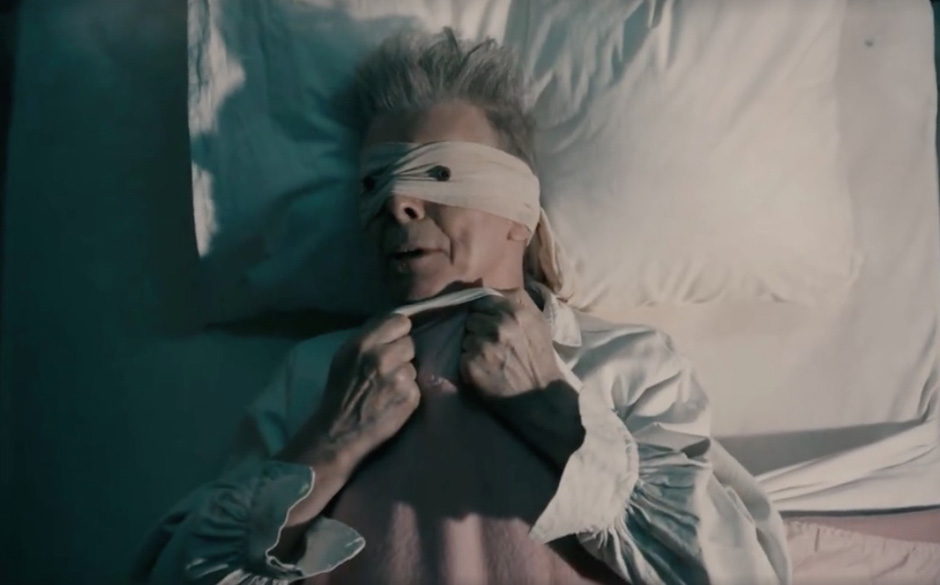 David Bowie im Video zu seinem Song „Lazarus“