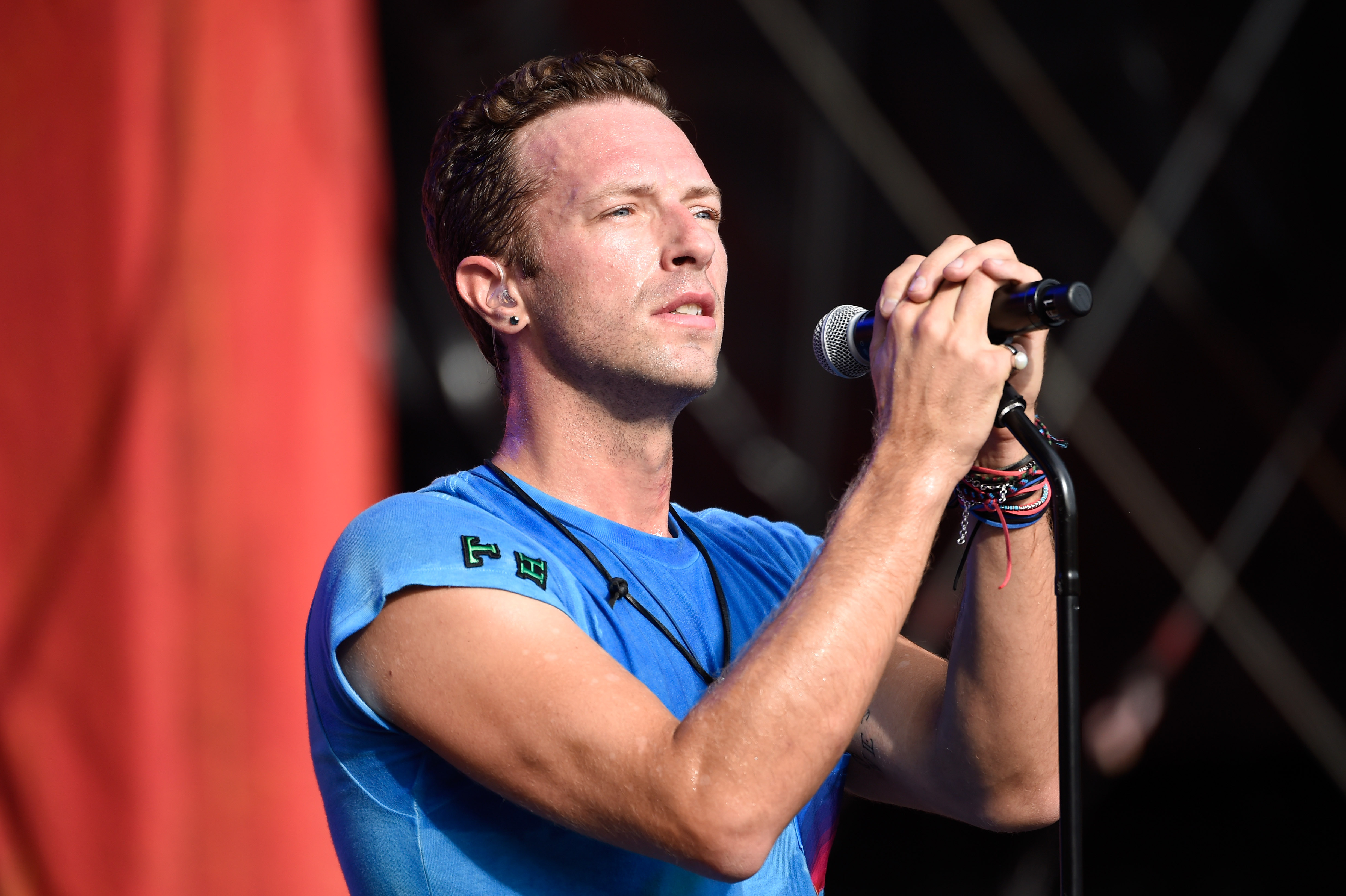 Achten Sie auf das T-Shirt von Chris Martin!