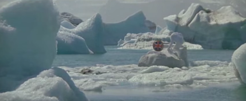 „Im Angesicht des Todes“ von 1985 präsentiert ein gut getarntes Eisberg-Boot, das natürlich mit einem luxuriösen Bett für Stacey Sutton und Roger Moore ausgestattet ist.