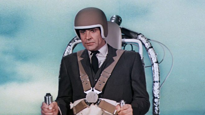 Ist es ein Flugzeug? Ist es ein Ufo? Nein, mit dem Jetpack aus „Feuerball“ von 1965 können Geheimagenten das Fliegen lernen. Den Raketengürtel benutzt Bond, um seinem Verfolger Jaques Bouvar zu entfliehen.