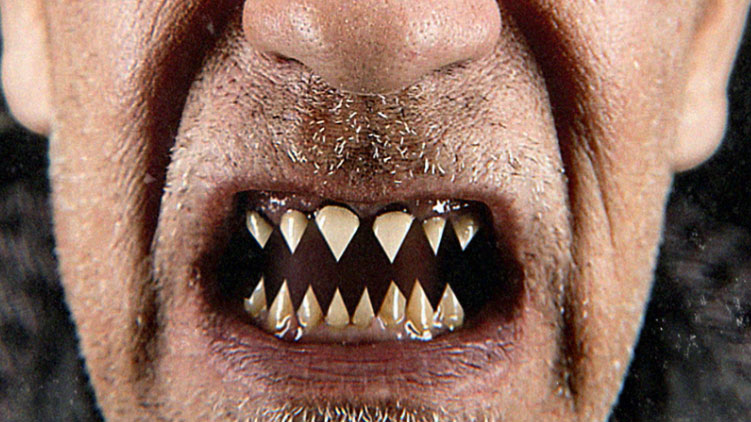 John Malkovich zeigt Zähne. „Like A Puppet Show“ erscheint am 27.11.2015