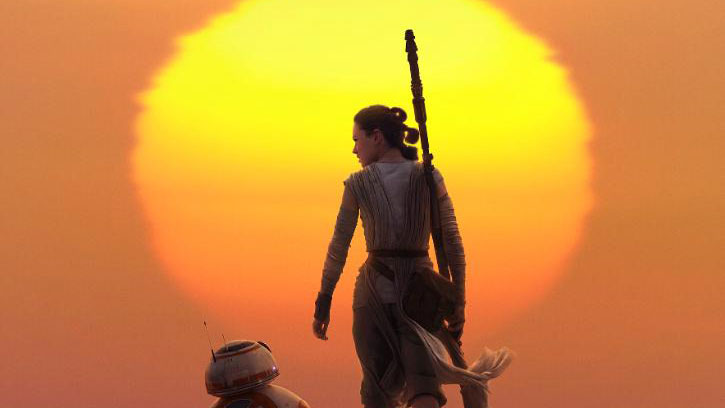 Rey und BB-8 wandern gen Sonnenuntergang.