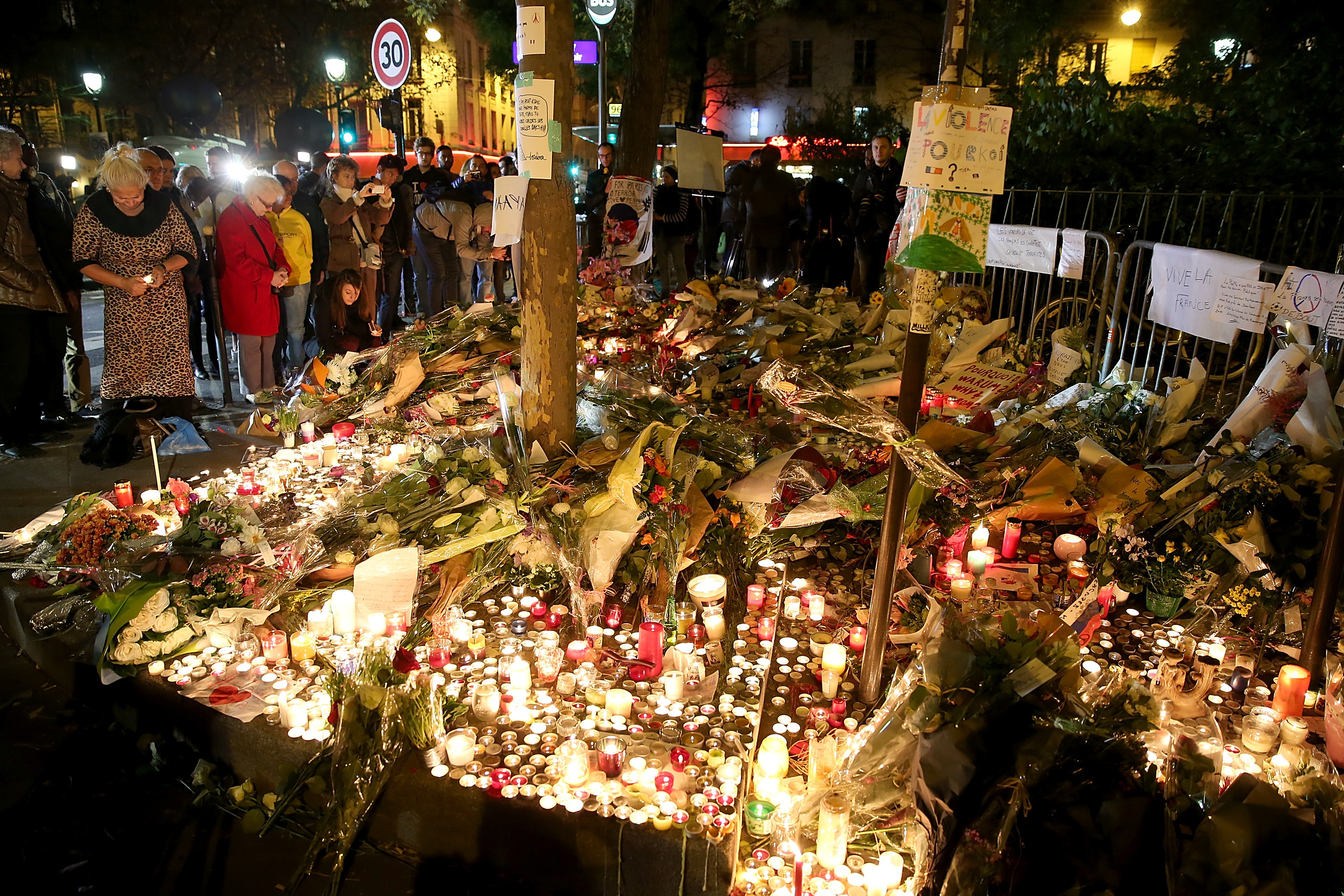 Tausende Menschen trauern um die Opfer der Terrorserie am 13. November 2015