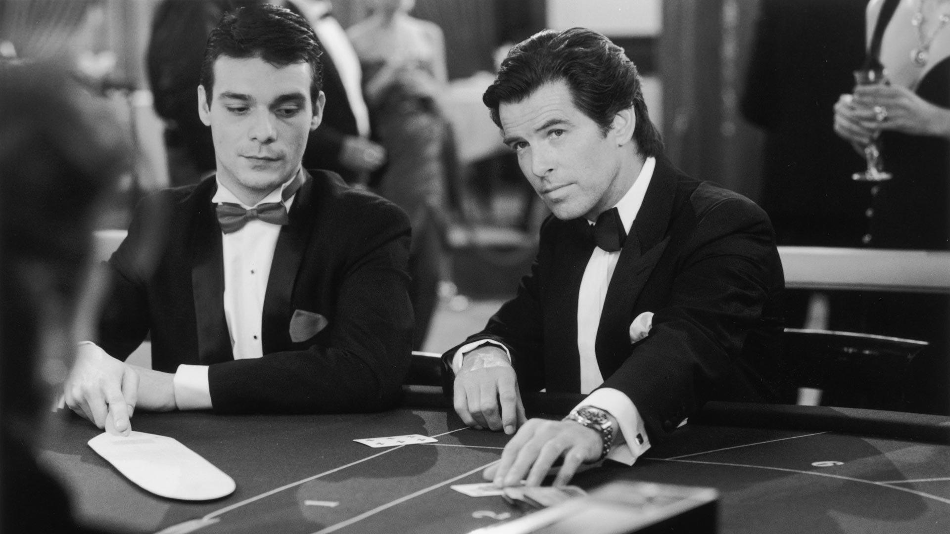 Pierce Brosnan (rechts) als Agent 007