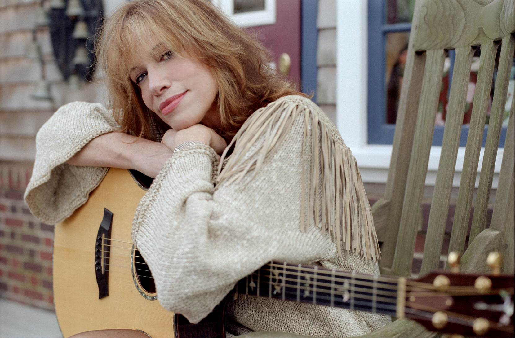 Carly Simon blickt mit Biographie und Album auf ihre Karriere zurück