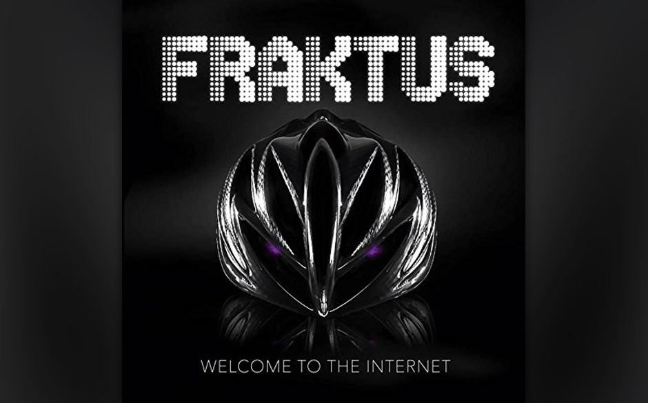 „Welcome To The Internet“ von Fraktus zeigt, dass die vermeintliche Proto-Techno-Band keine Angst hat, das Niveau auch mal nach unten anzupassen. Kann man lustig finden, muss man aber nicht