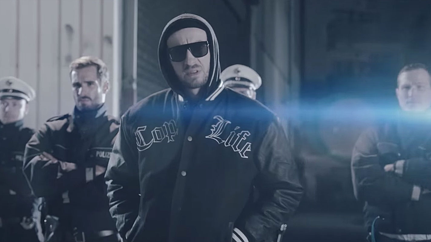 Jan Böhmermann rappt als „Pol1z1stensohn“ und erntet dabei nicht nur Lob.