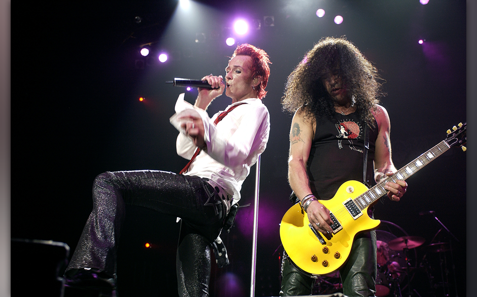Scott Weiland zusammen mit Slash auf einem Velvet-Revolver-Konzert 2005 in Melbourne.
