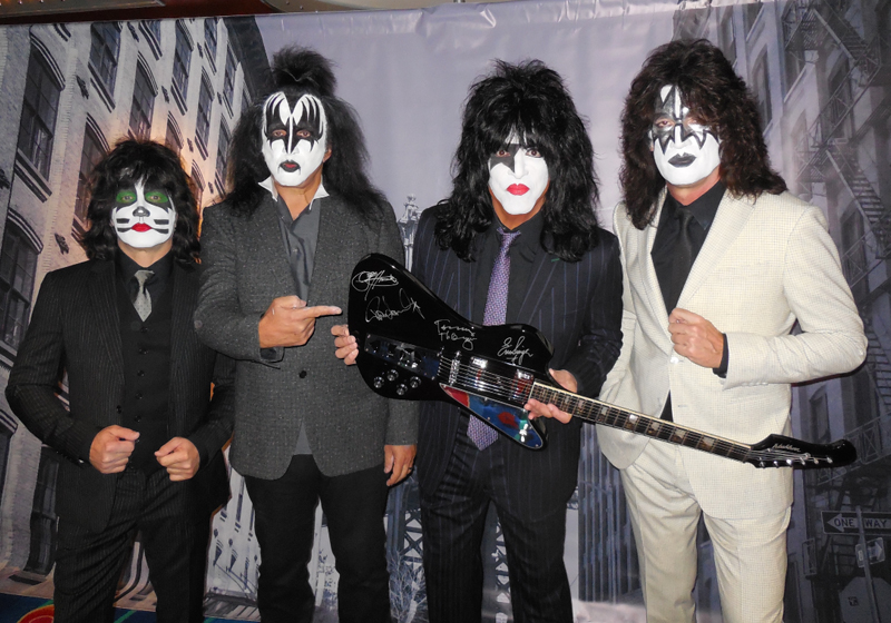 Kiss bringen eine signierte Gitarre unter den Hammer