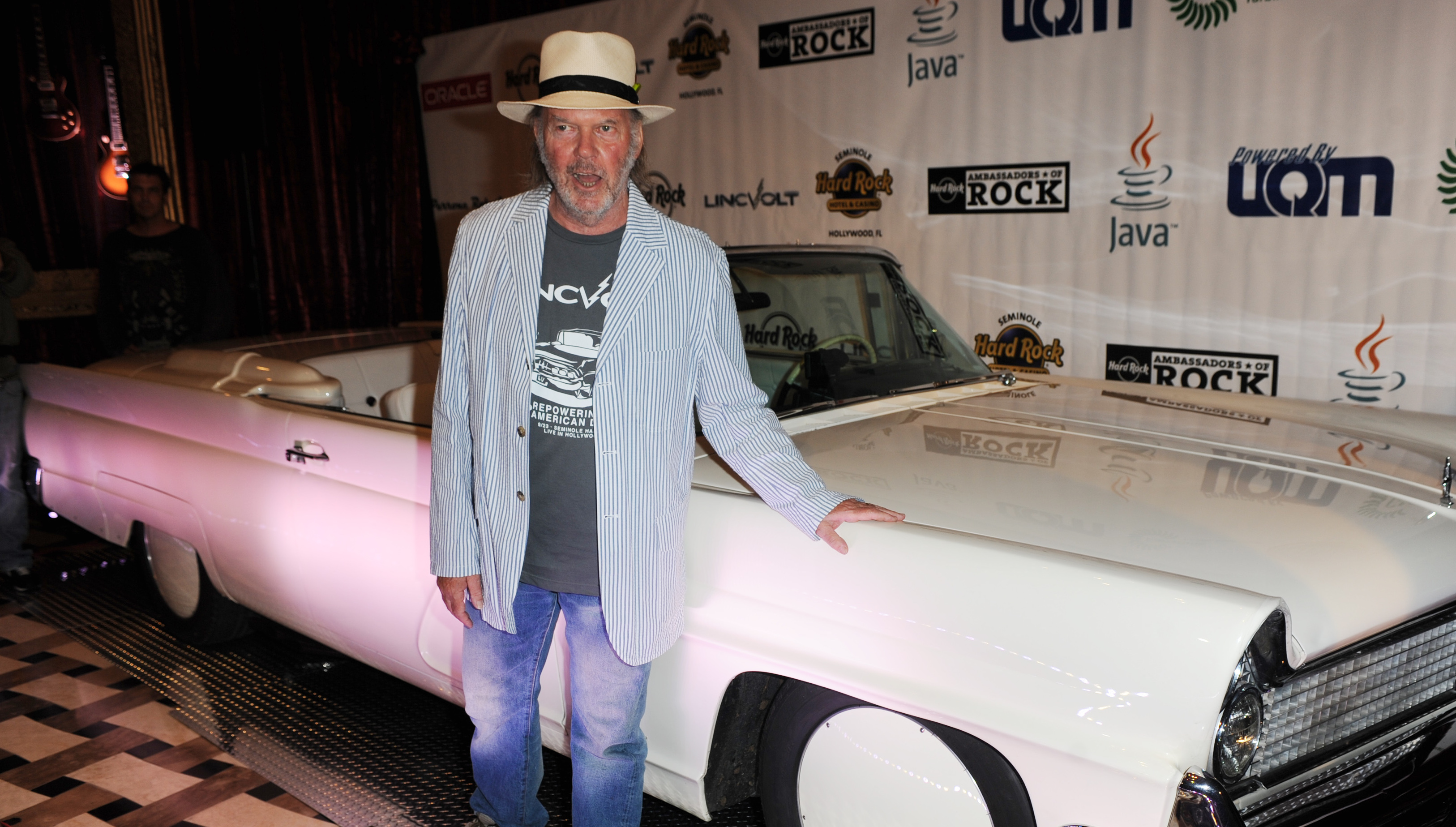 Neil Young mit einem Lincoln Continental aus dem Jahr 1959