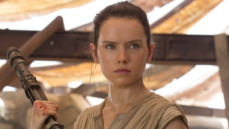 Rey (Daisy Ridley) weiß zwar nicht, wer ihre Eltern sind, J.J. Abrams aber schon. Doch der verrät nichts.